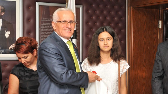 Müdürümüz Resim Alanında Türkiye Şampiyonu Öğrencimizi Ödüllendirdi