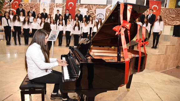Hakkı Dereköylü Güzel Sanatlar Lisesine Kuyruklu Piyano
