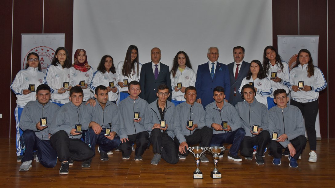 Ulusal Yarışmalarda Dereceye Giren Öğrencilerimiz Ödüllendirildi