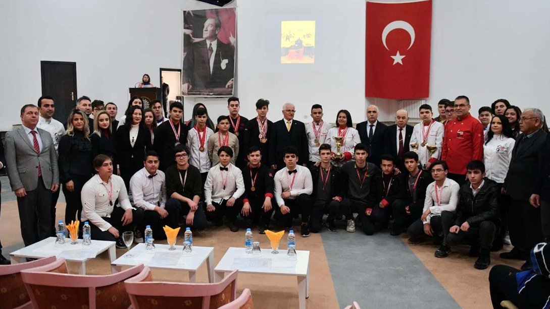Sema-Abdurrahman Karamanlıoğlu Mesleki ve Teknik Anadolu Lisesinin Şampiyon Öğrencileri Ödüllendirildi