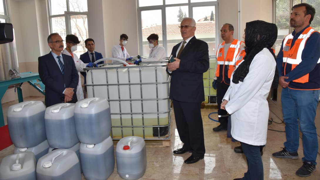 Gülay Kaynak Sarıkaya Mesleki ve Teknik Anadolu Lisesi Kimya Fabrikası Gibi Çalışıyor