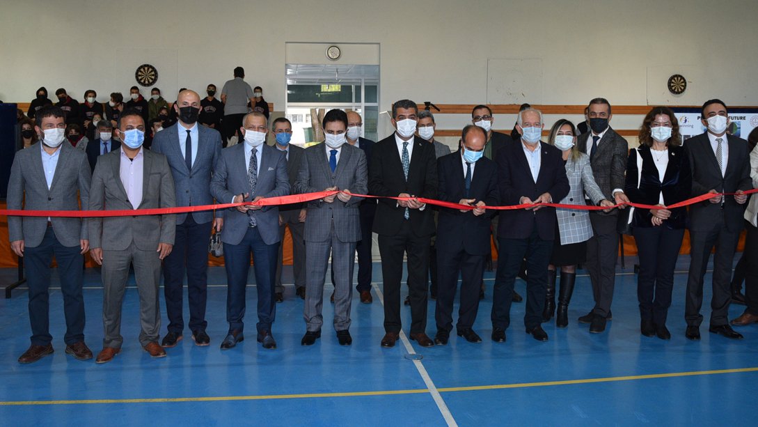 Nevzat Karalp Anadolu Lisesi 4006 Bilim Fuarı Sergisi Açıldı