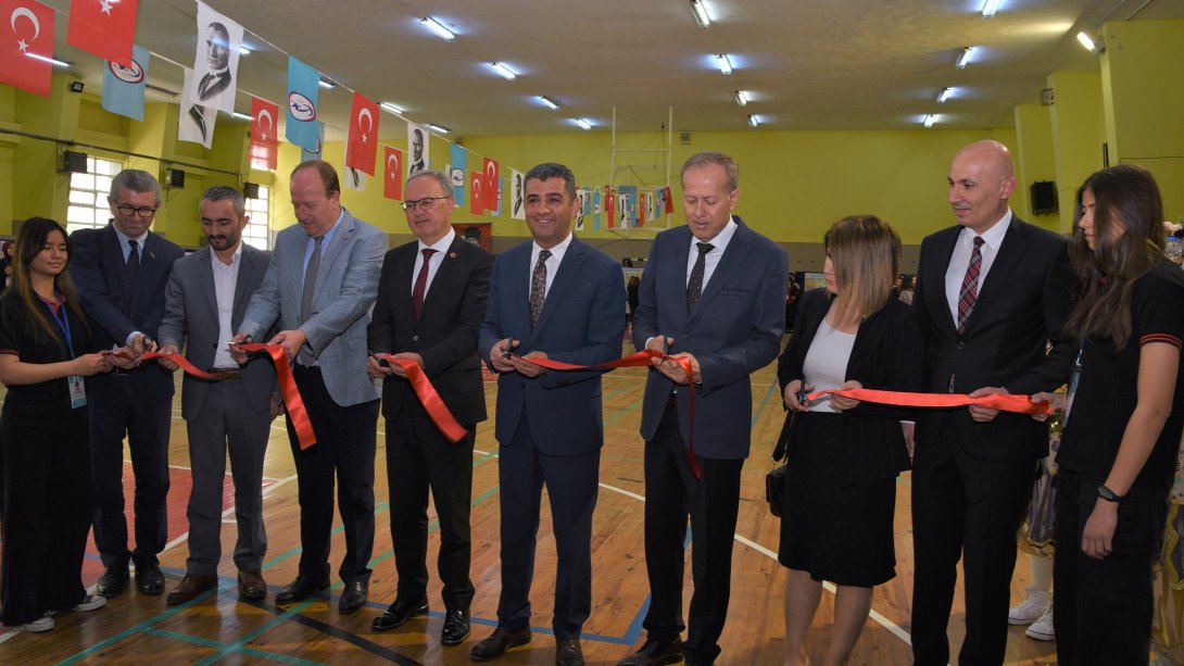 Cumhuriyet Anadolu Lisesi 4006 Bilim Fuarı Sergisi Açıldı
