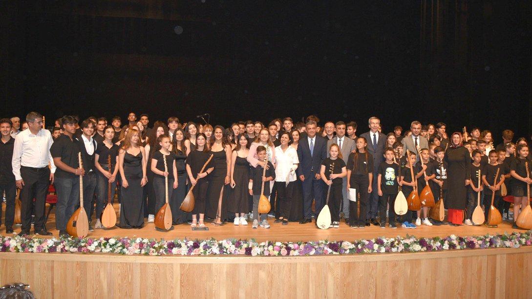 120 Öğrenciden Oluşan Dev Orkestra Dinleyenleri Büyüledi
