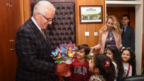 İl Millî Eğitim Müdürü Mahmut Oğuzun Öğretmenler Gününü Kutladılar