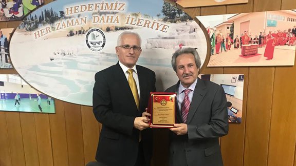 Emekli Olan Maarif Müfettişi Mehmet Saraça Plaket