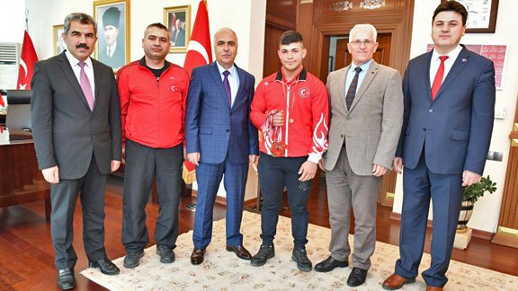 Valimiz Hasan Karahan Şampiyon Halterciyi Makamında Kabul Etti